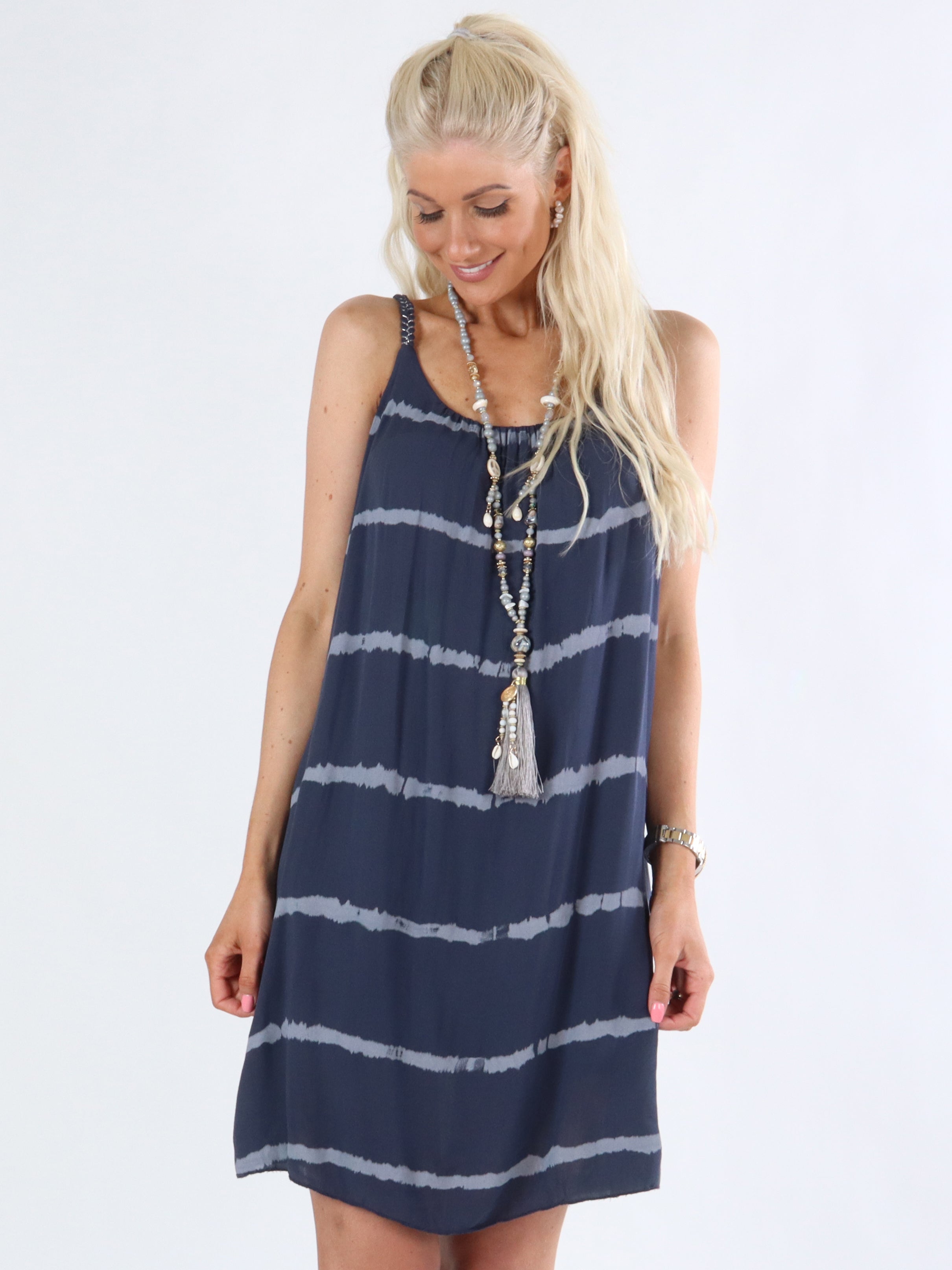 Kara - Svart sommarklänning i batikmönster med flätade band